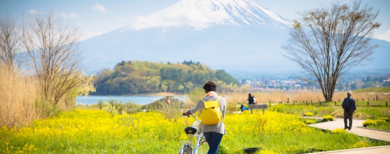 Fahrradfahrer vor dem Mount Fuji