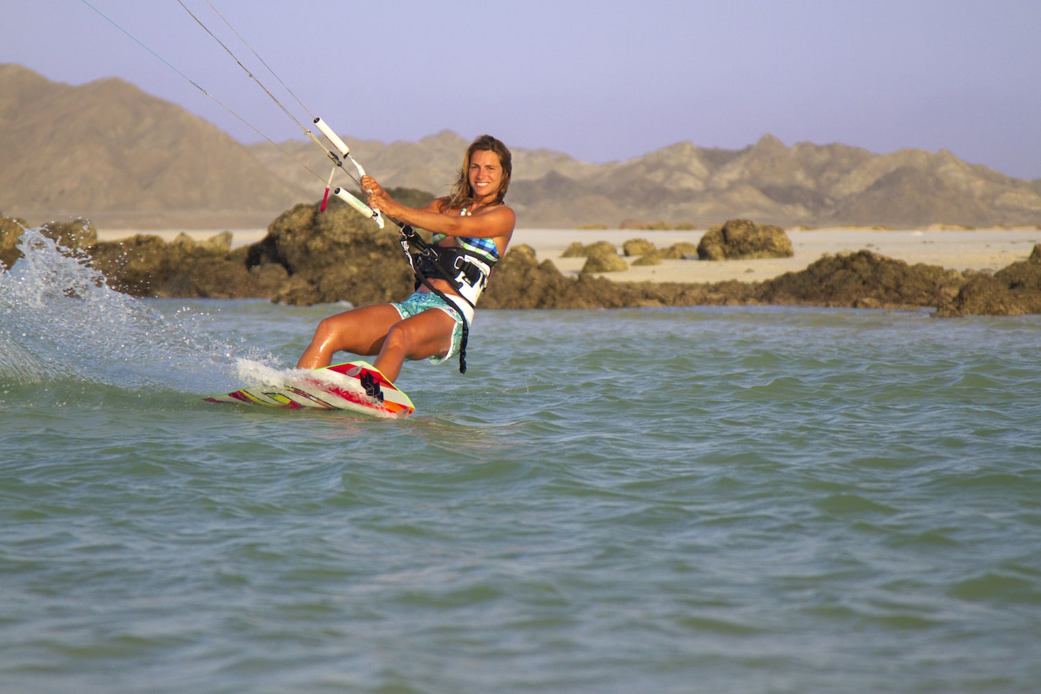 Kitesurferin vor Masriah Island in Oman