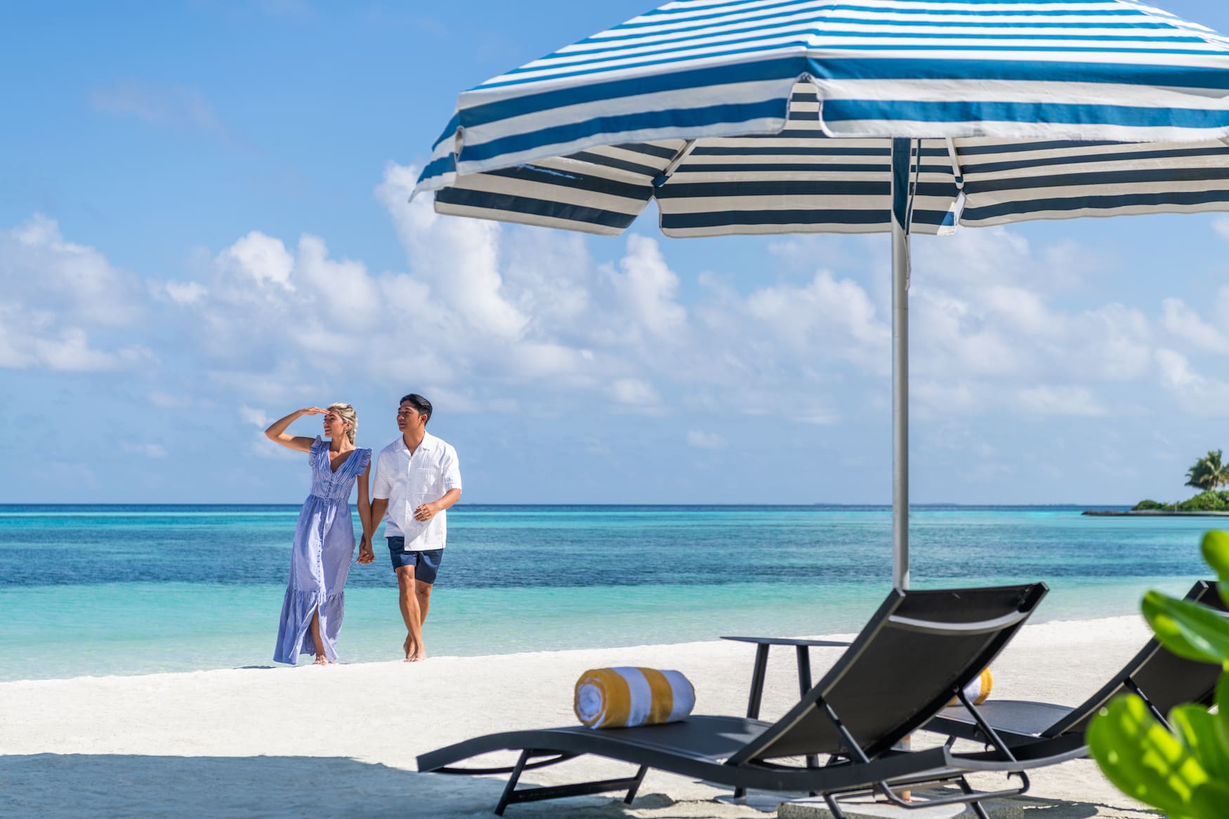 Paar am Strand im Le Méridien Maldives Resort & Spa