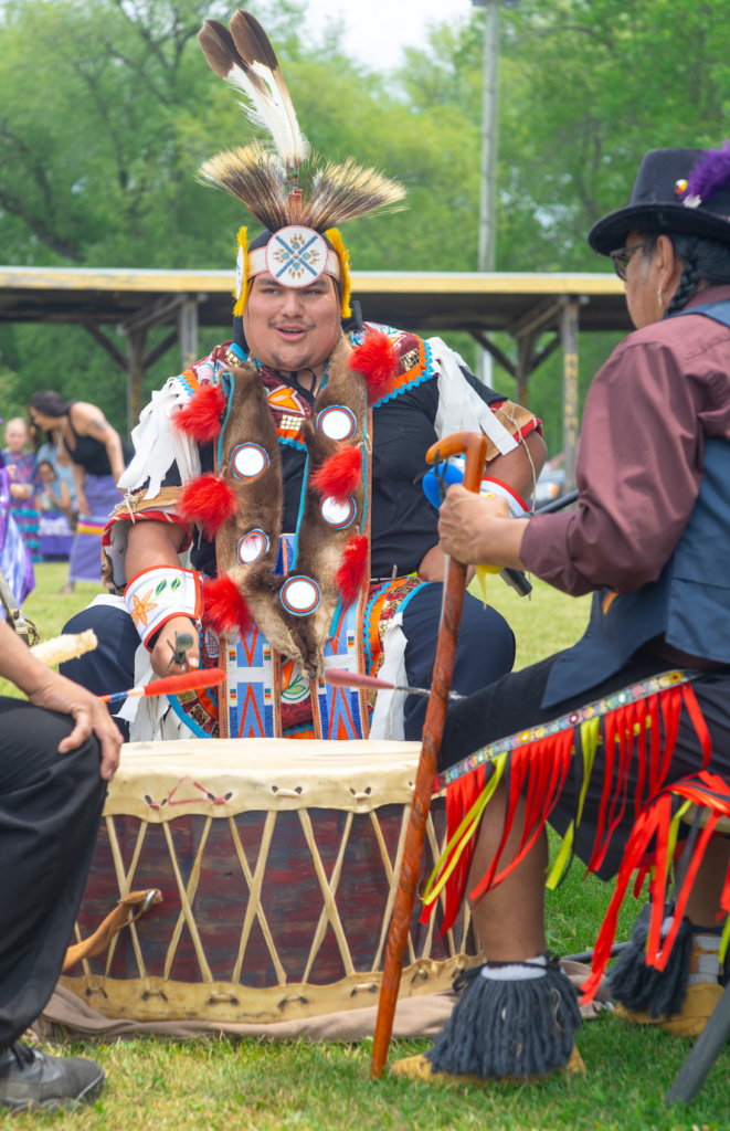Person sitzt an Trommel bei Powwow. Ein indigenes Erlebnis auf Manitoulin Island in Kanada