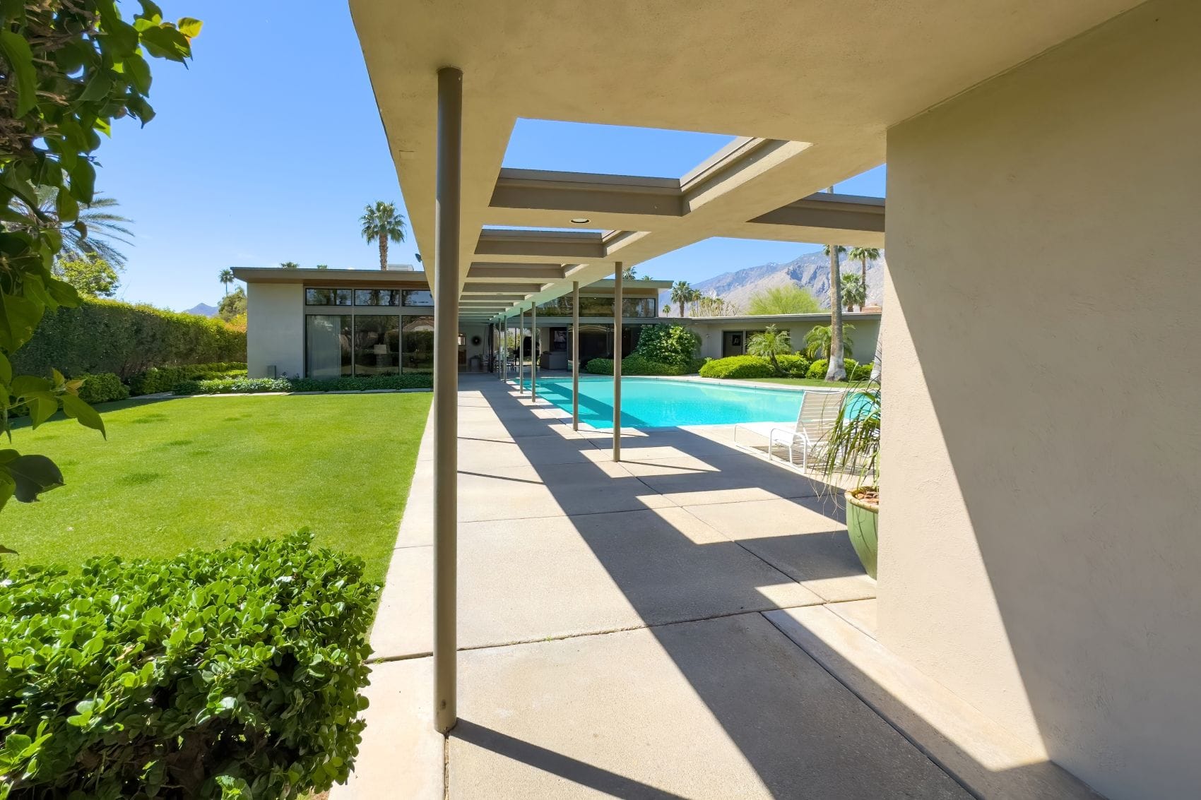 Garten und Pool im Twin Palms Sinatra Residence