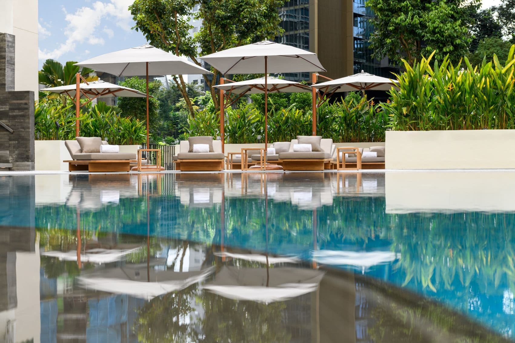 Swimmingpool im Conrad Singapore Orchard Hotel 