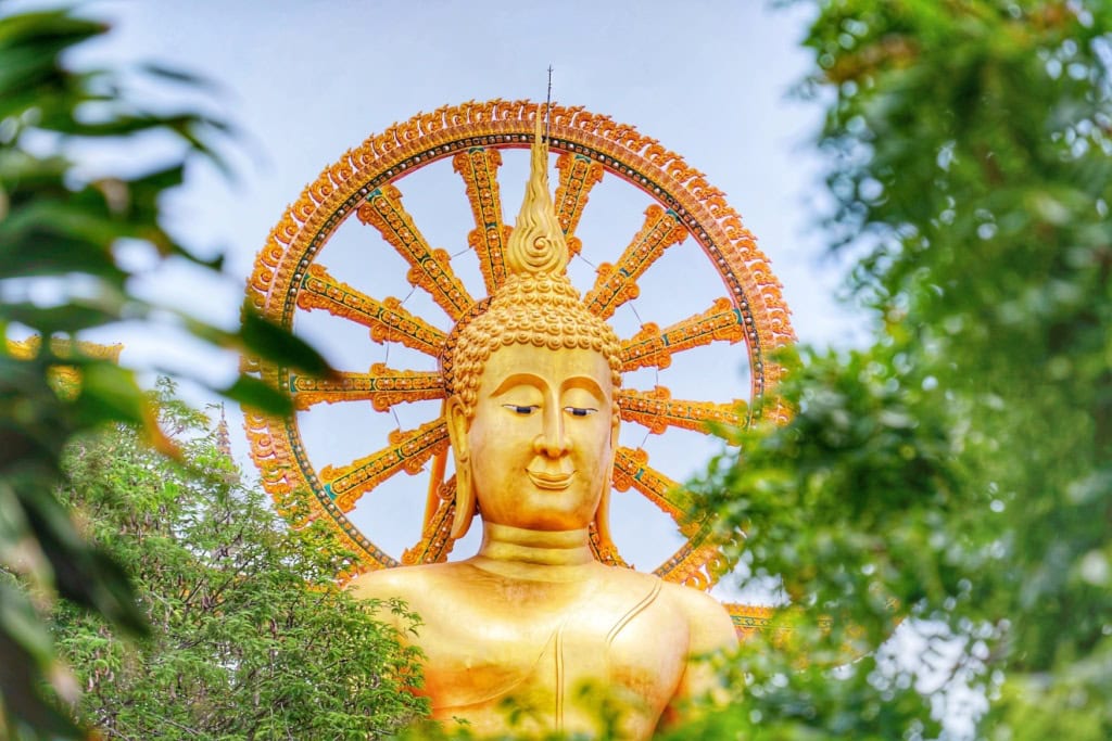 großer goldener Buddha im Urlaub auf Koh Samui