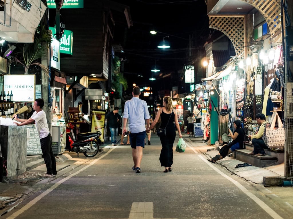Nachts in den Straßen von Koh Samui