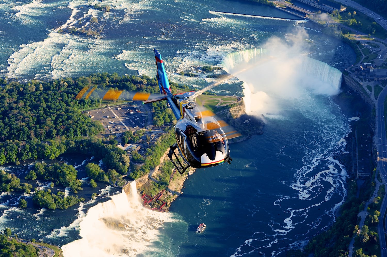 Helikopter über den Niagarafällen