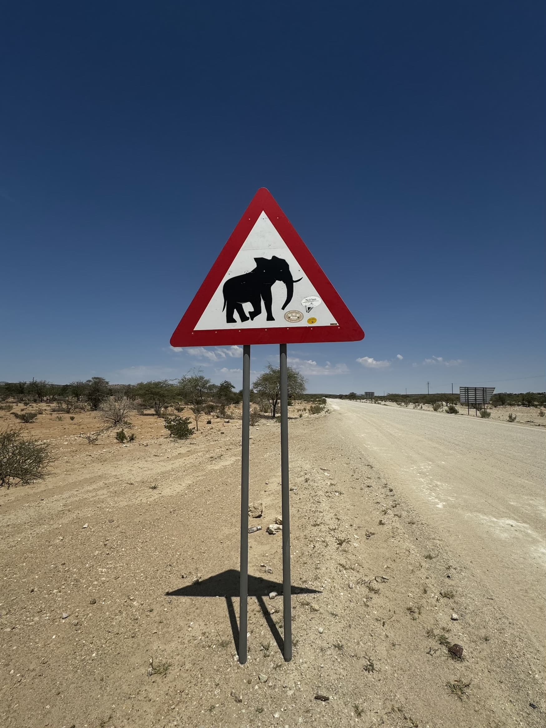 Schild mit Elefantenwarnung in Namibia