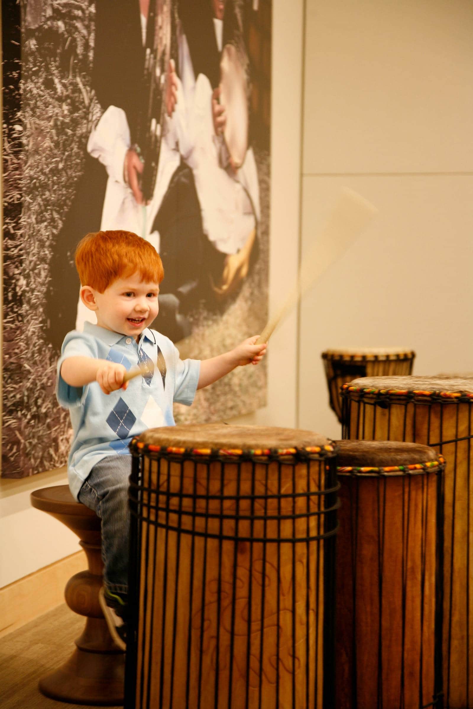 Kind amüsiert sich in Phoenix im Museum