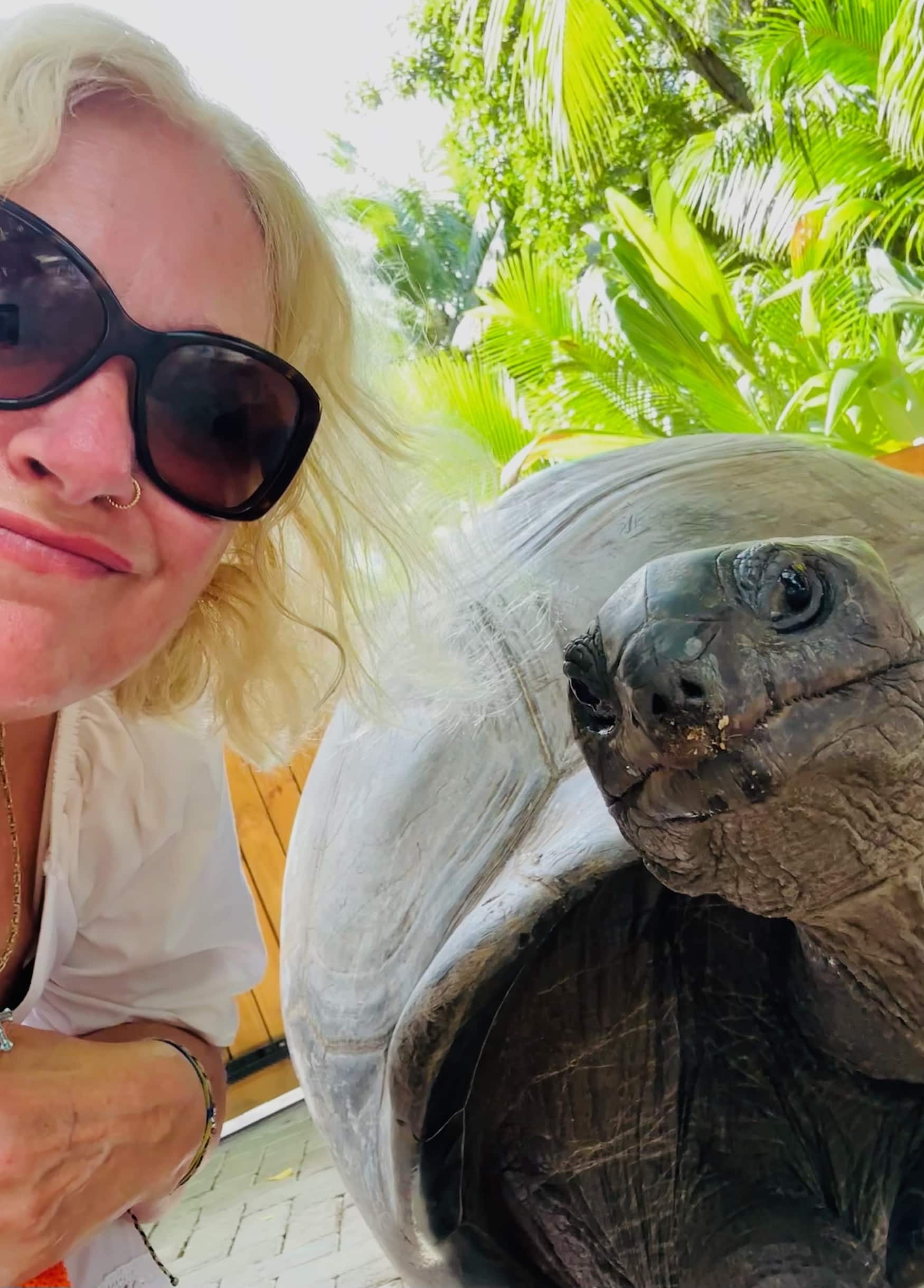 Selfie mit Schildkröte auf den Seychellen