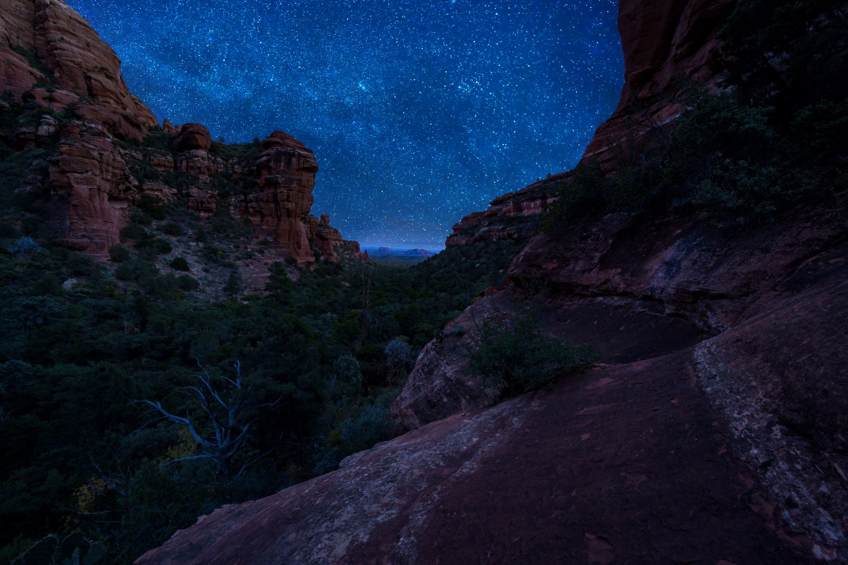 Blick auf Nachthimmel und Sterne in Sendona-Wüste