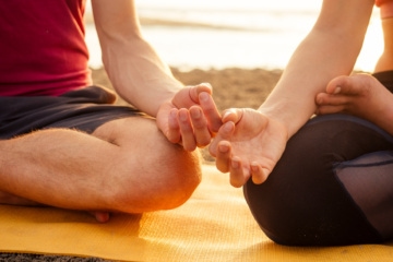 zwei Hände berührend sich beim Yoga