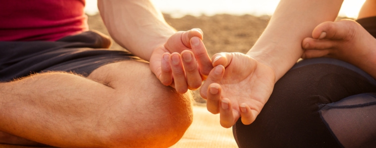 zwei Hände berührend sich beim Yoga