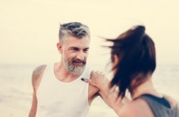 Paar am Strand intimate Wellness