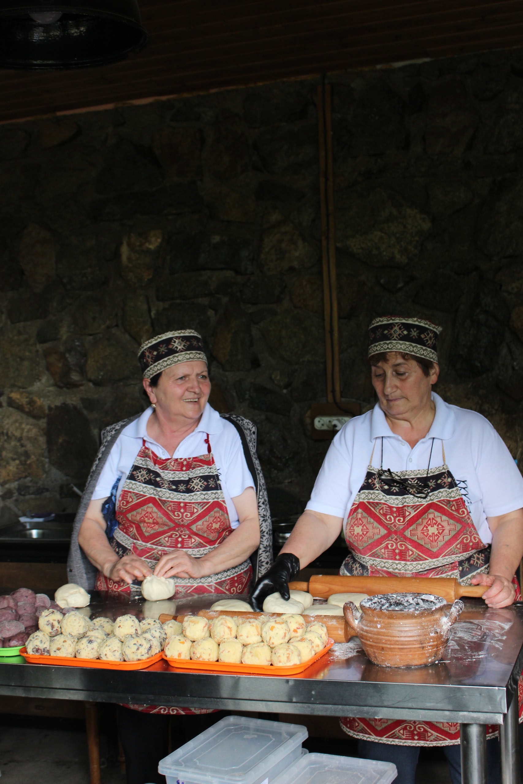 Frauen in Armenien backen Lavasch