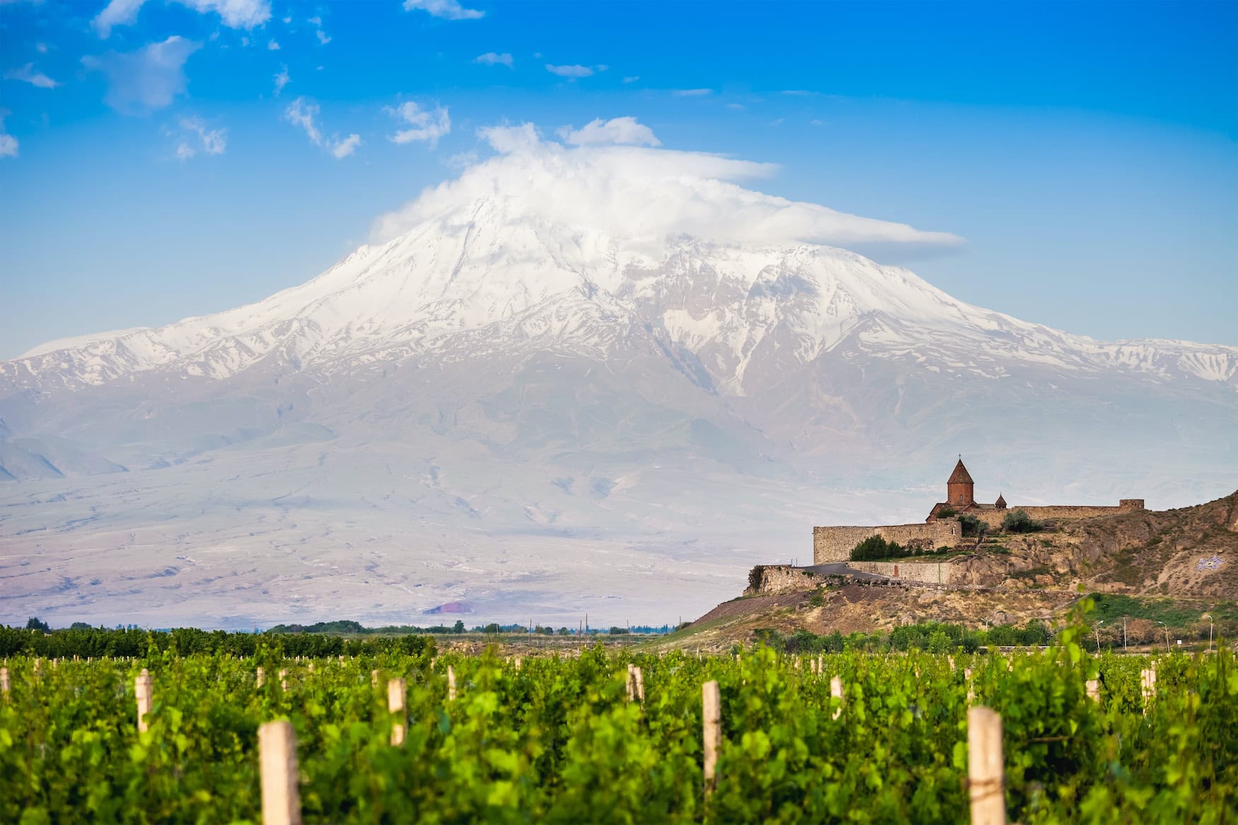 der Berg Ararat mit einem Kloster