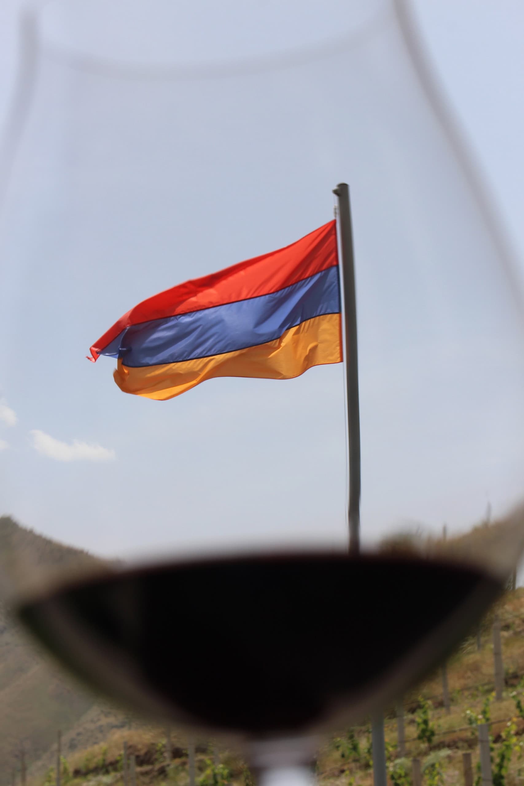 Weinglas und armenische Flagge