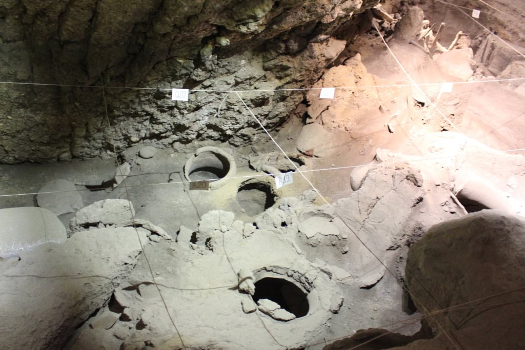 Höhle in Armenien mit 6.000 Jahre alten Weinfässern
