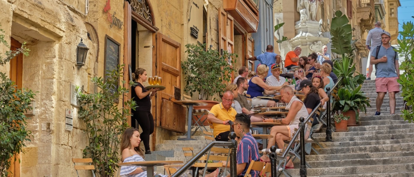 Menschen sitzen in einem Restaurant auf Malta