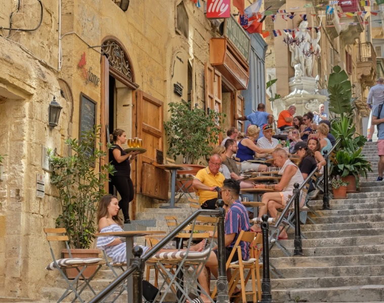 Menschen sitzen in einem Restaurant auf Malta