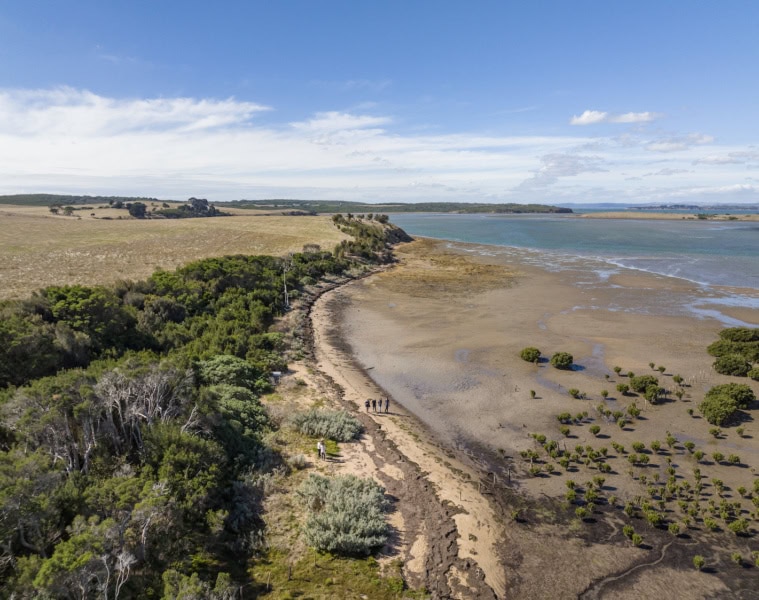 Menschen laufen in der Landschaft in Victoria in Australien