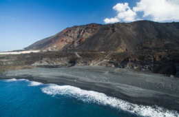 Filmreife Aussicht auf einen Vulkan und das Meer auf den Kanaren