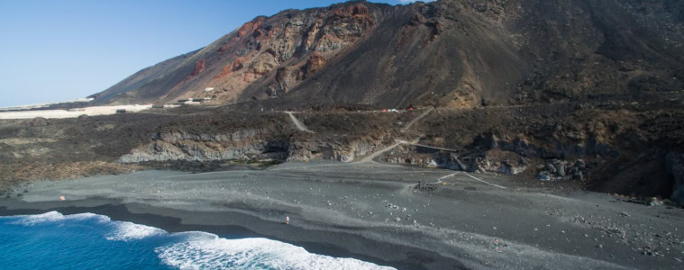 Filmreife Aussicht auf einen Vulkan und das Meer auf den Kanaren