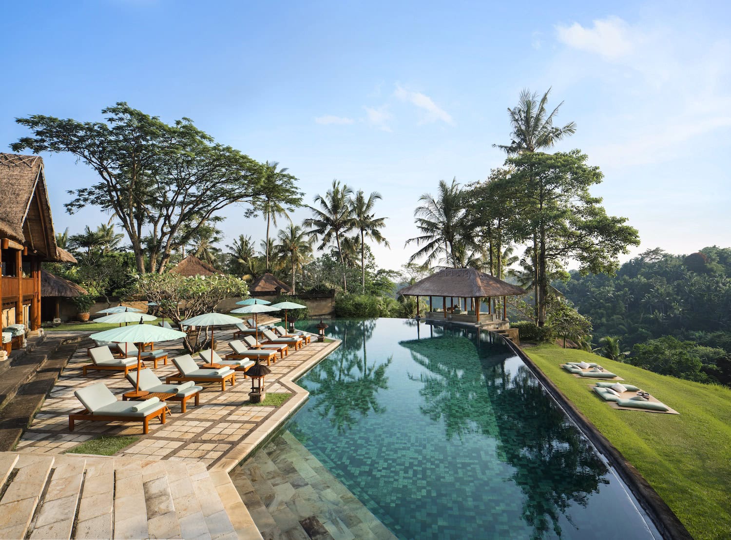 Die Terasse des Amandari Ressort in Indonesien mit Liegestühlen und einem Pool