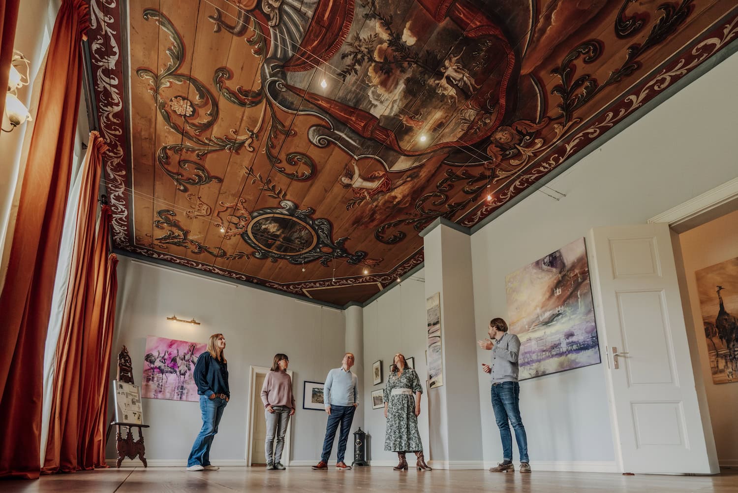 Ein wundervolles Hotel inklusive beeindruckendem Barocksaal befindet sich im Romantik Hotel Gutshaus Ludorf.