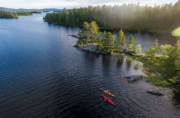 Zwei Kanufahrer befinden sich auf dem Inari-See im Urlaub in Lappland