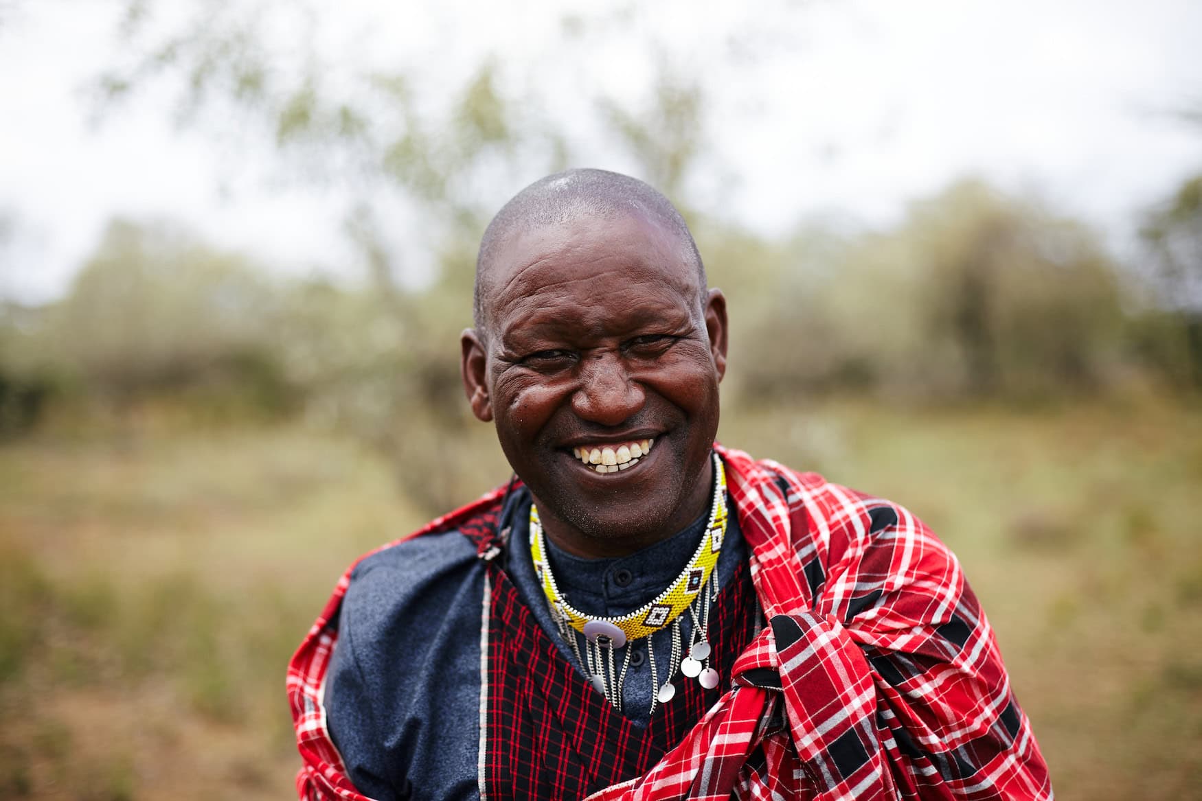 Massai in Kenya lacht in die Kamera