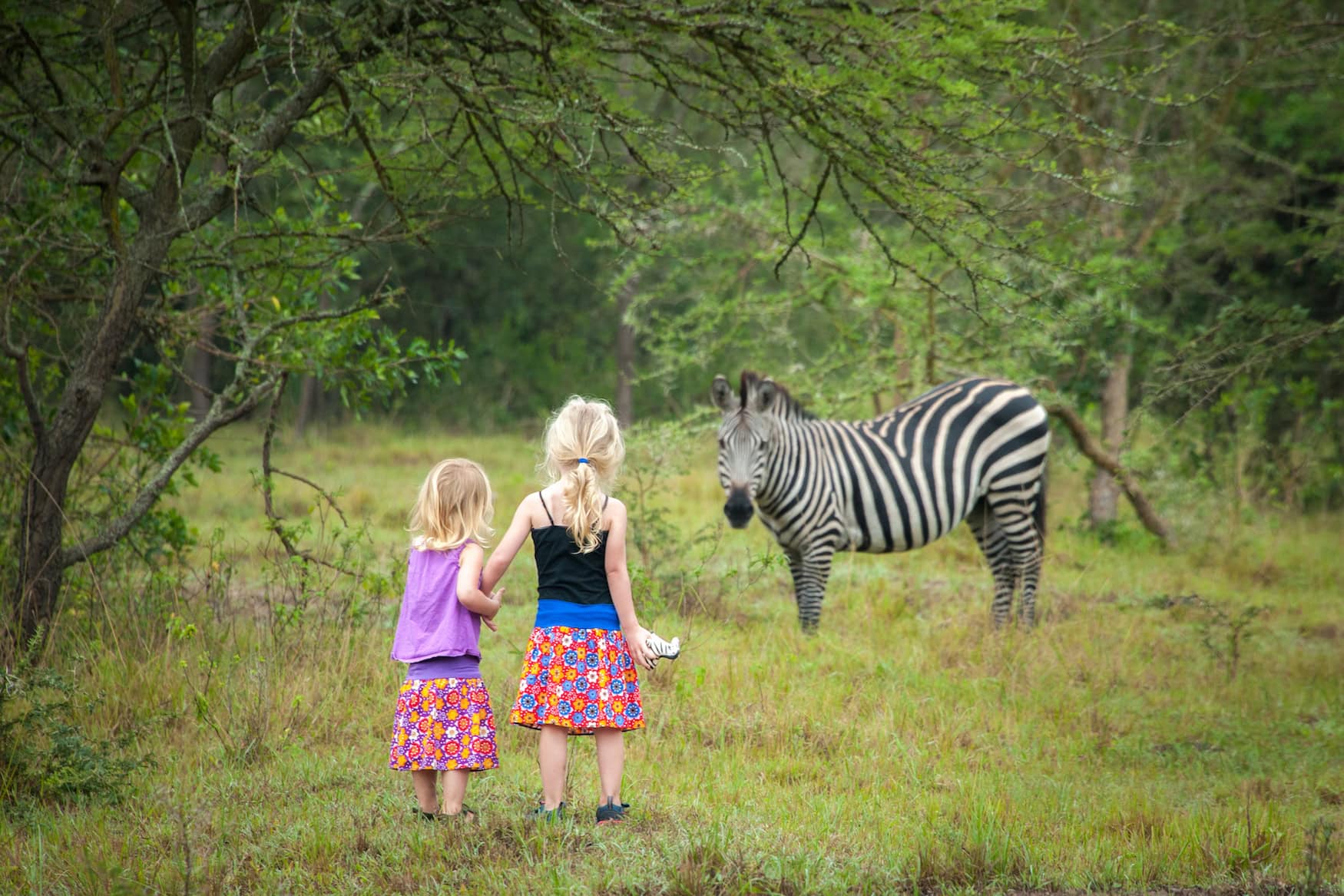 zwei Mädchen vor einem Zebra