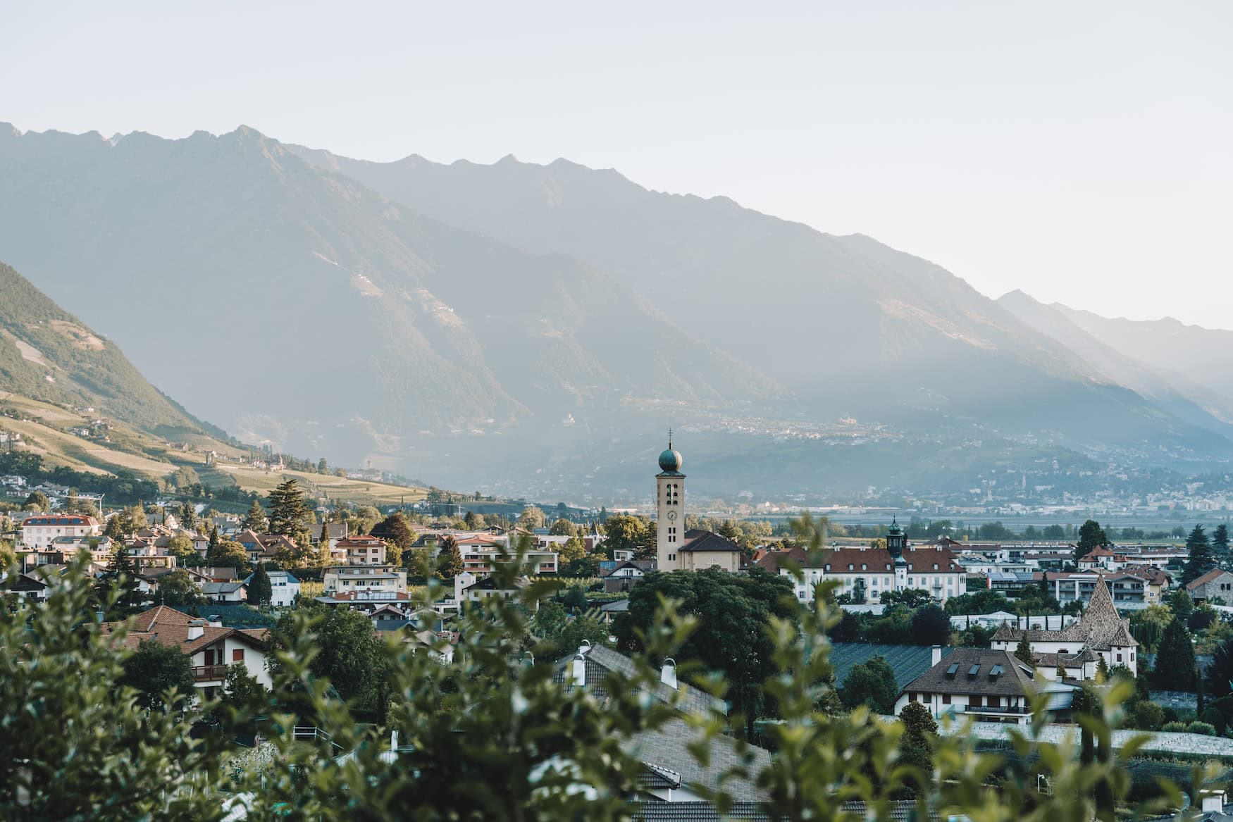 Blick auf die Stadt Lana in Südtirol