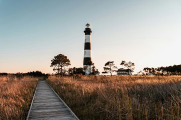 Drehorte in North Carolina: Leuchtturm in den Outer Banks im warmen Abendlicht