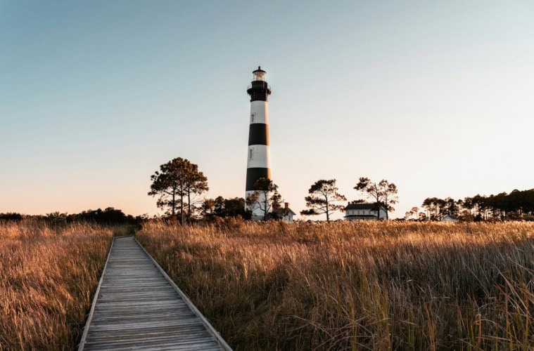 Drehorte in North Carolina: Leuchtturm in den Outer Banks im warmen Abendlicht