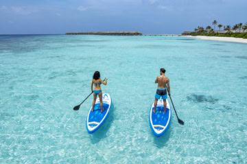 Mann und Frau beim SUP-Sport auf den Malediven