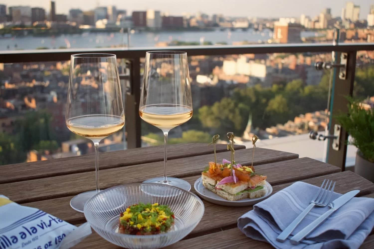 Weingläser auf einem Tisch mit Aussicht in Boston