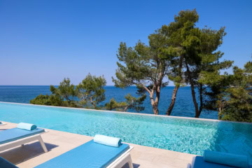 Pool mit Meerblick im Grandhotel Brioni