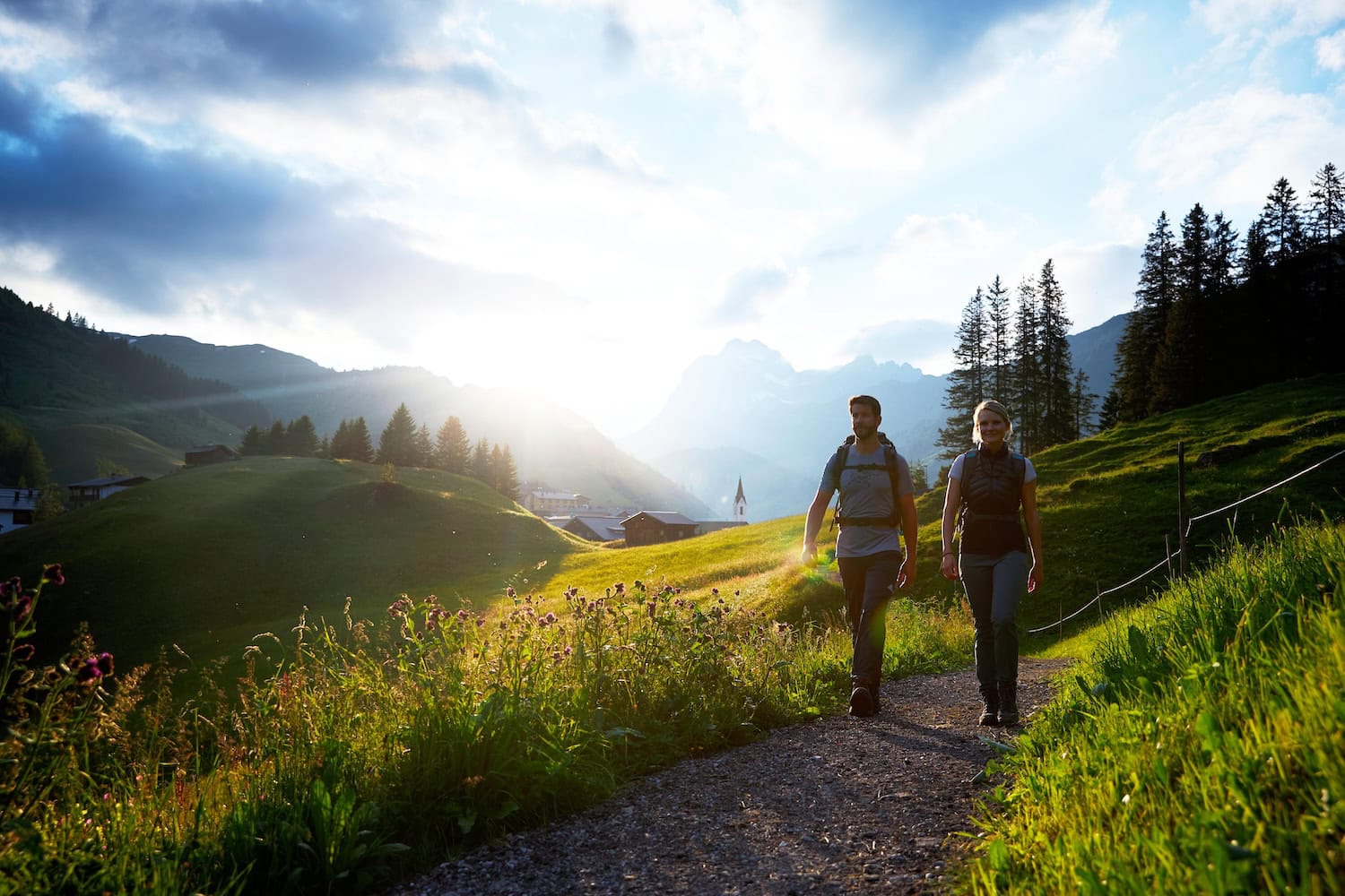 zwei Menschen am Wandern auf dem Lechweg