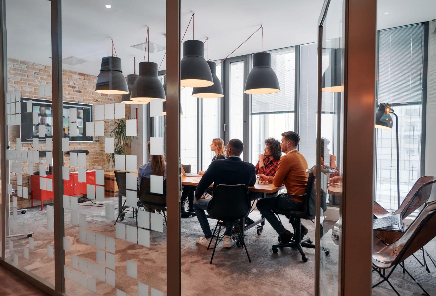 Teambesprechung in gläsernem Büro