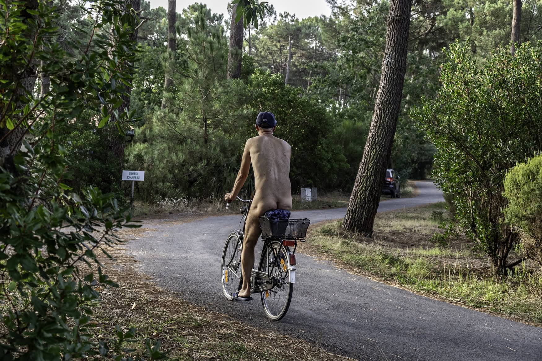 Mann auf Fahrrad im FKK-Camp Euronat in Frankreich