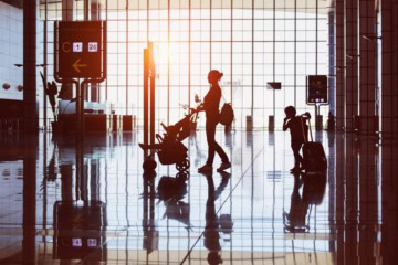 Familie läuft durch Flughafen-Terminal