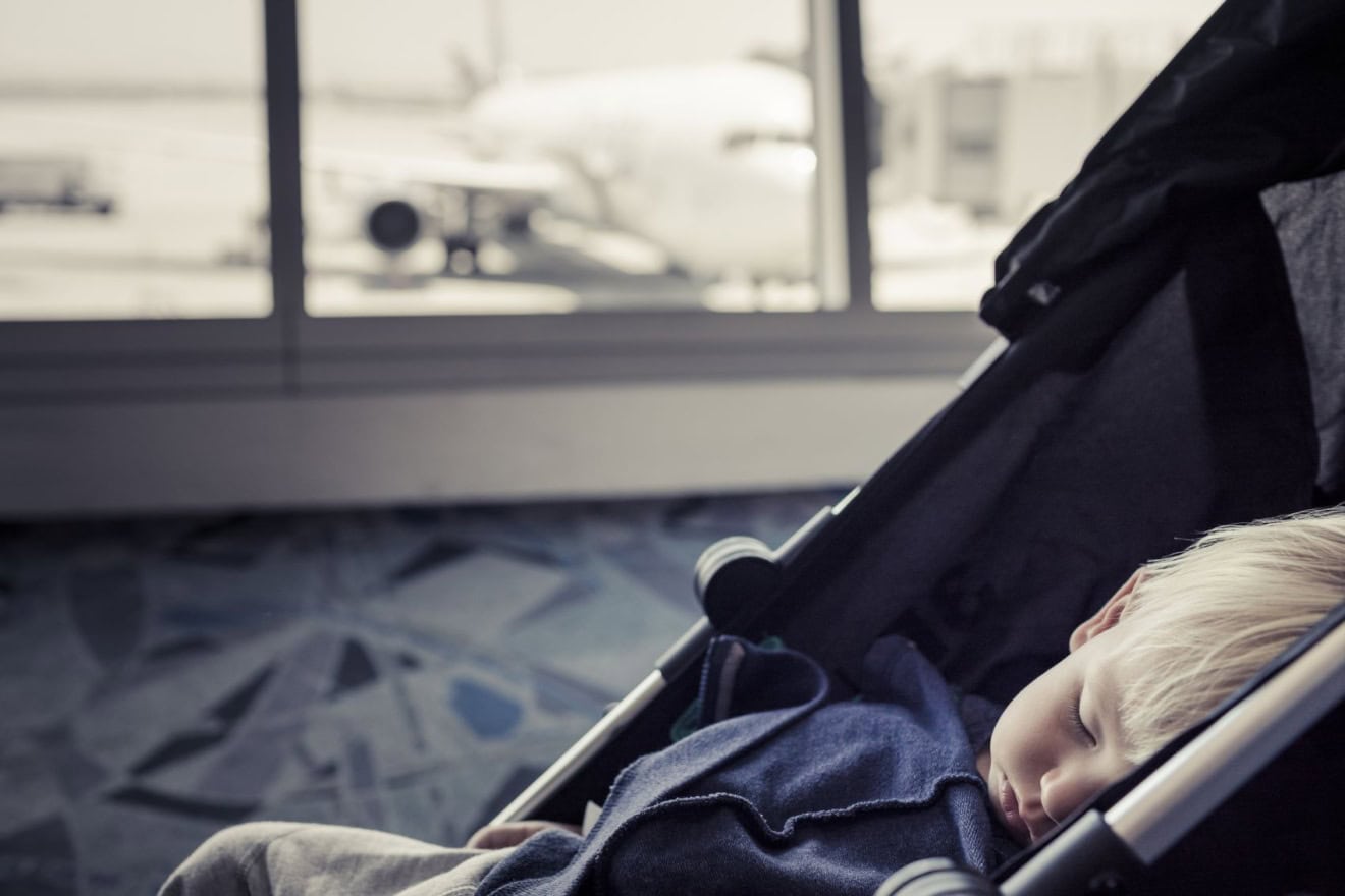 Kinderwagen mit ins Flugzeug So klappt