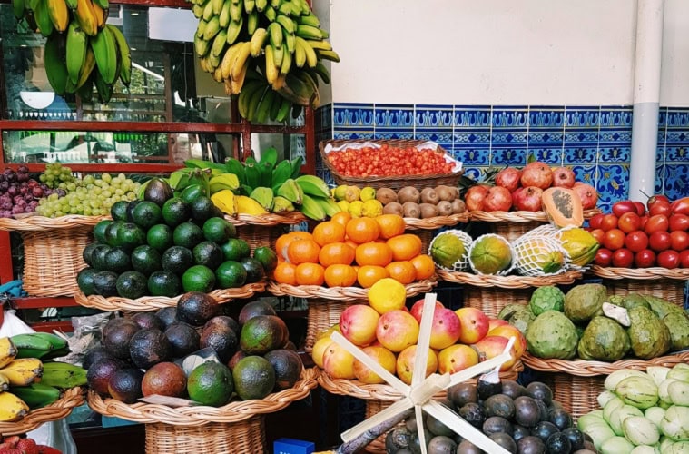 Üppige Obstauswahl auf einem Markt an der Algarve.