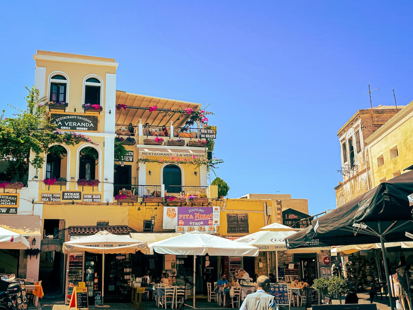 Rhodos-Urlaub: In der Altstadt von Rhodos-Stadt herrscht reges Treiben.