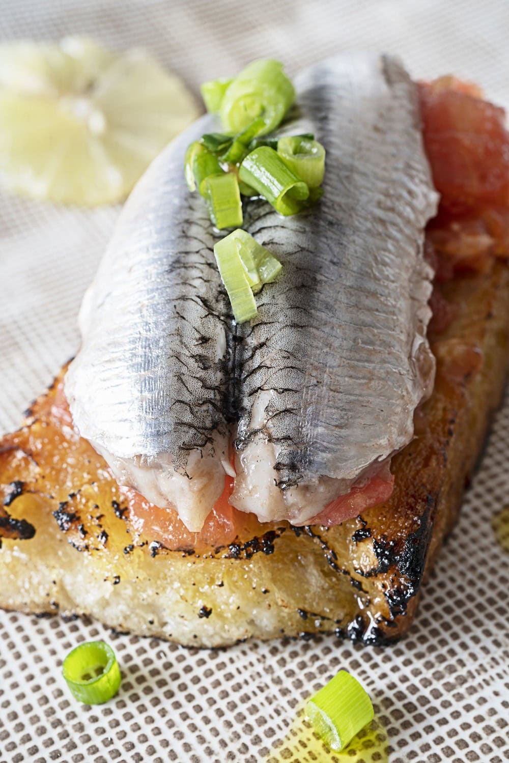 Ein portugiesischer Klassiker: Sardellen-Tapas mit Tomate.