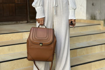 Frau mit Rucksack in beige