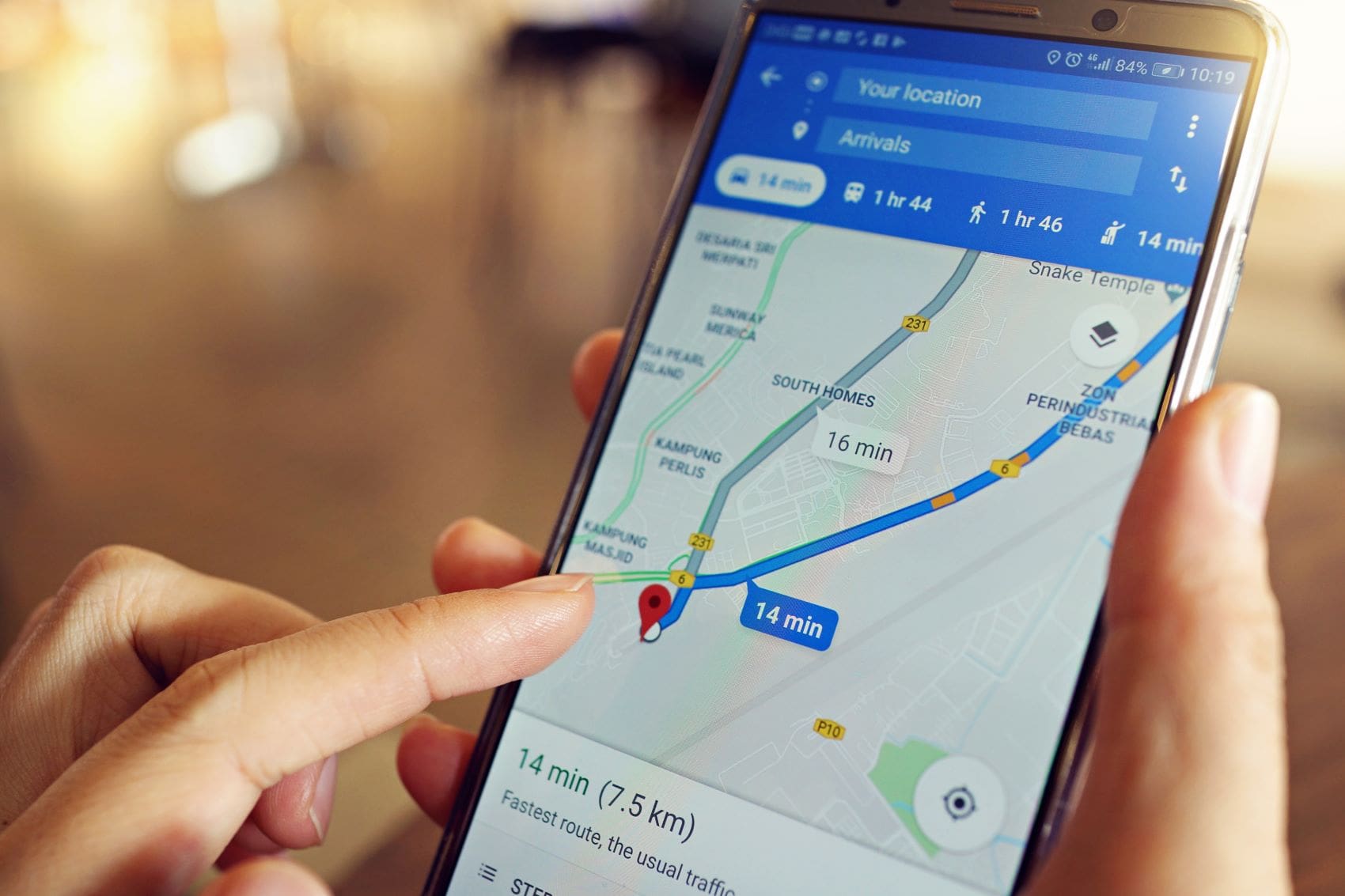 Nahaufnahme Google Maps mit Wegbeschreibung auf Handy-Display 