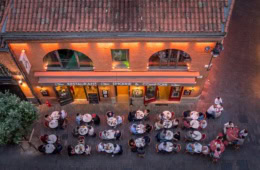 Menschen essen am Abend auf der Terrasse eines Restaurants.