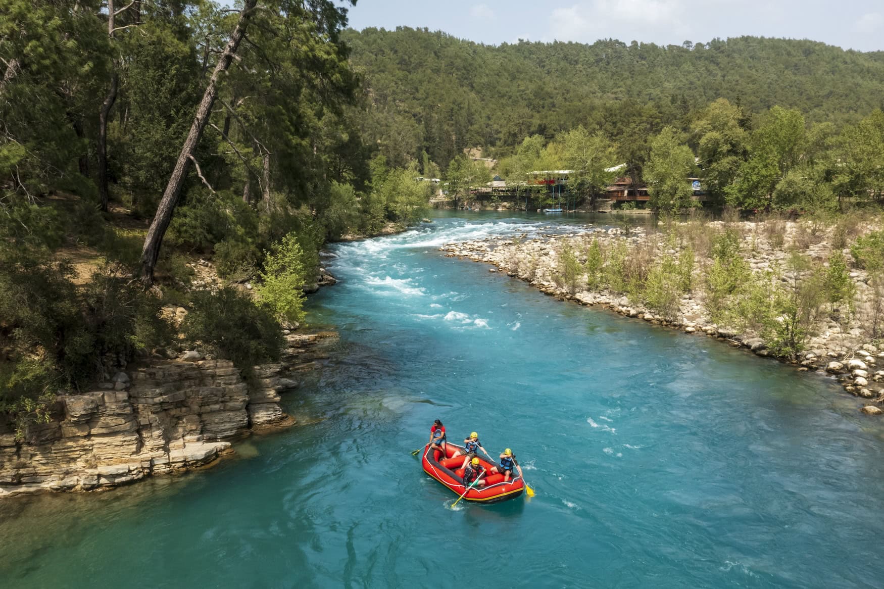 Ein Raftingboot auf einem Fluss im Nationalpark Köprülü-Canyon. In der Türkei ein wahres Outdoor-Abenteuer!