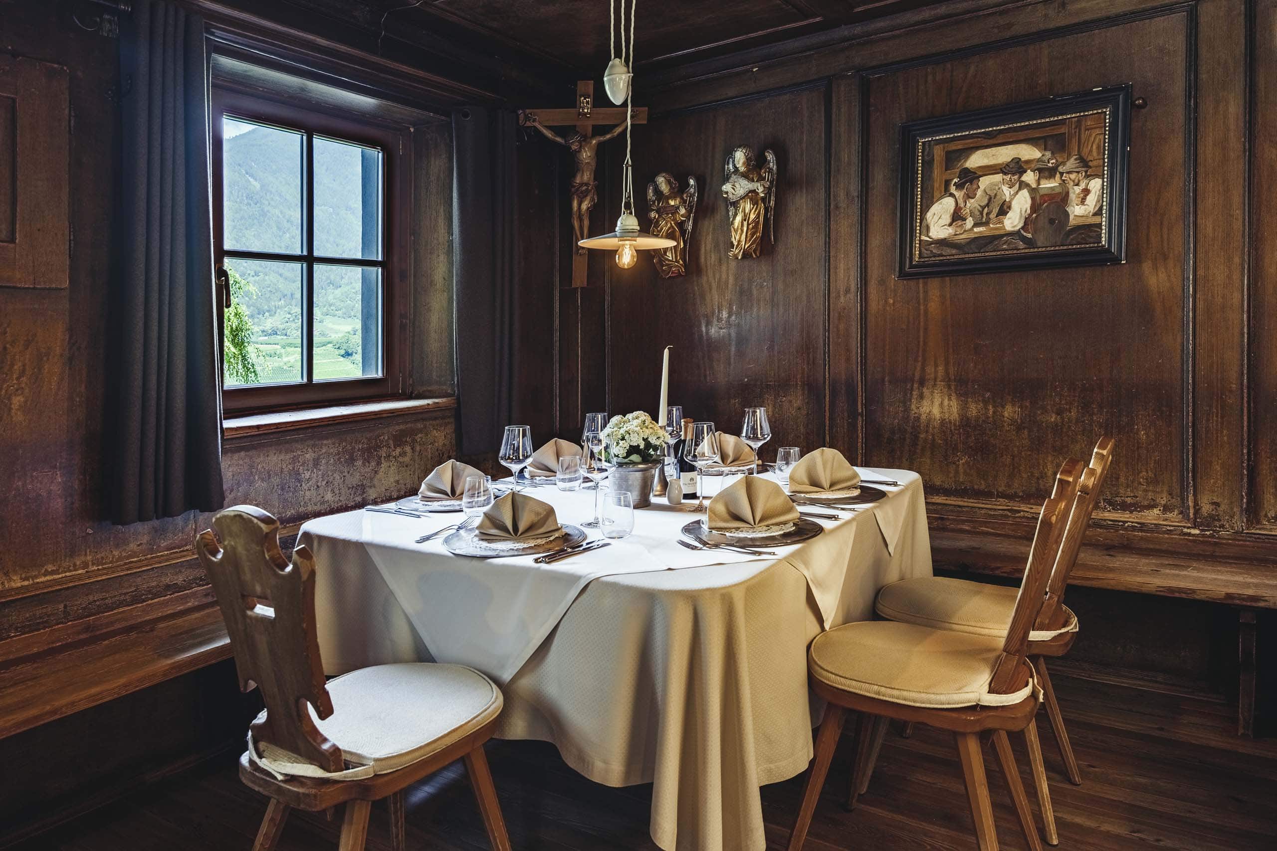 Tisch in der Stube des Vinum Hotel Pacherhof