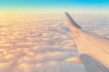 Blick aus dem Flugzeugfenster: Beim Fliegen verändert sich der Druck auf die Ohren.